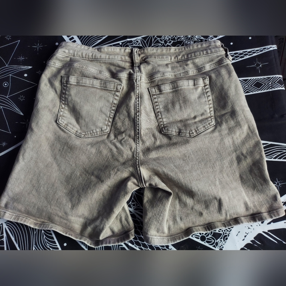 Shorts - Picture 3 of 4